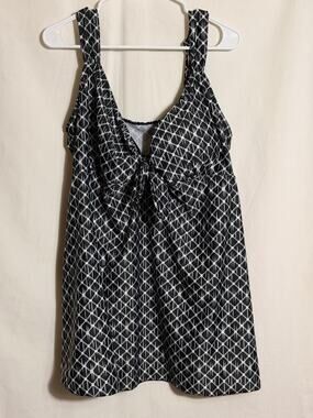 Danify Plus Size Tankini Top Black White Geometric Adjustable Straps Size 58/3XL